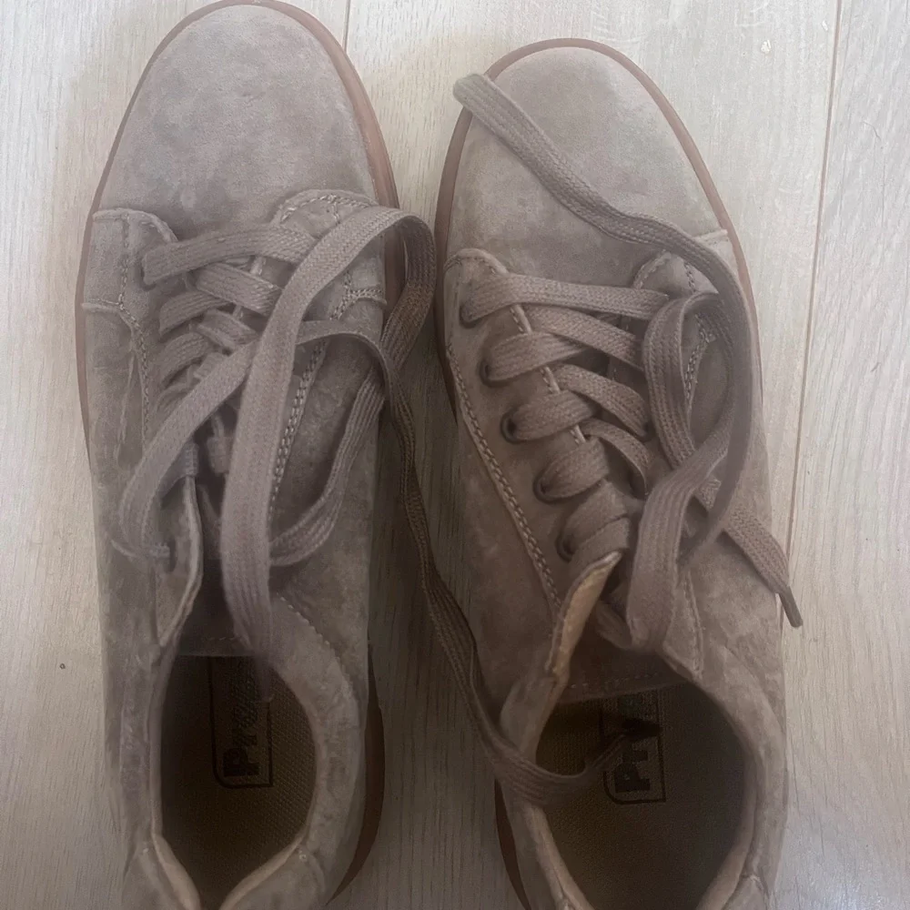 Women’s Suede Casual Sneakers - Picture 4 of 7